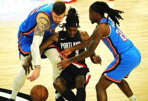 (251106) -- PORTLAND, Nov. 6, 2025 -- Jerami Grant (C) of Portland Trail Blazers competes during the 2025-2026 NBA, Basketball Herren, USA regular season match between Portland Trail Blazers and Oklahoma City Thunders in Portland, the United States, Nov. 5, 2025. ) (SP)U.S.-PORTLAND-BASKETBALL-NBA-TRAIL BLAZERS VS THUNDERS WuxXiaoling 