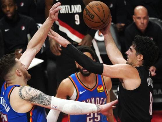 (251106) -- PORTLAND, Nov. 6, 2025 -- Deni Avdija (R) of Portland Trail Blazers goes for a layup during the 2025-2026 NBA, Basketball Herren, USA regular season match between Portland Trail Blazers and Oklahoma City Thunders in Portland, the United States, Nov. 5, 2025. ) (SP)U.S.-PORTLAND-BASKETBALL-NBA-TRAIL BLAZERS VS THUNDERS WuxXiaoling 