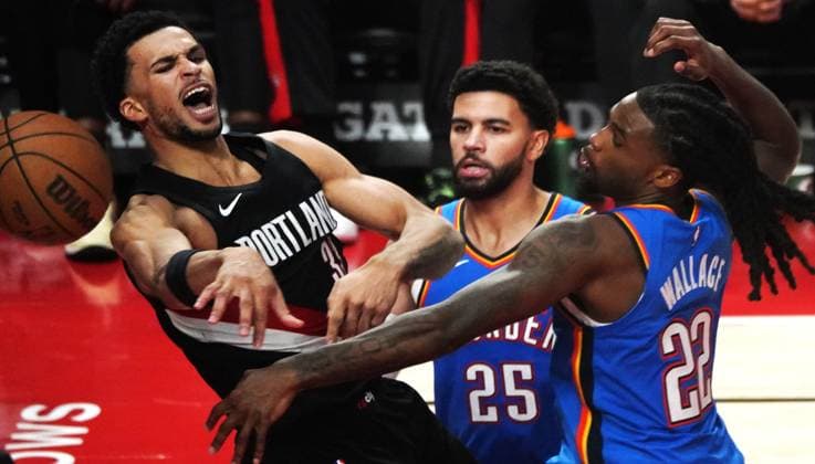 (251106) -- PORTLAND, Nov. 6, 2025 -- Toumani Camara (L) of Portland Trail Blazers passes the ball during the 2025-2026 NBA, Basketball Herren, USA regular season match between Portland Trail Blazers and Oklahoma City Thunders in Portland, the United States, Nov. 5, 2025. ) (SP)U.S.-PORTLAND-BASKETBALL-NBA-TRAIL BLAZERS VS THUNDERS WuxXiaoling 