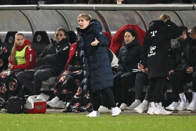 05 11 2025, xsltx, Soccer Google Pixel Women Bundesliga, Eintracht Frankfurt 1 FC Köln v l Britta Carlson Head Coach Women 1 FC Köln DFL DFB REGULATIONS PROHIBIT ANY USE OF PHOTOGRAPHS as IMAGE SEQUENCES and or QUASI VIDEO