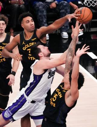(251106) -- SACRAMENTO, Nov. 6, 2025 -- Drew Eubanks (C) of Sacramento Kings competes during the 2025-2026 NBA, Basketball Herren, USA regular season match between Sacramento Kings and Golden State Warriors in Sacramento, the United States, Nov. 5, 2025. (Photo by Sun Yuxuan Xinhua) (SP)U.S.-SACRAMENTO-BASKETBALL-NBA-KINGS VS WARRIORS WuxXiaoling 