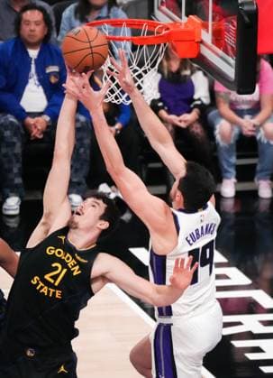 (251106) -- SACRAMENTO, Nov. 6, 2025 -- Quinten Post (L) of Golden State Warriors defends during the 2025-2026 NBA, Basketball Herren, USA regular season match between Sacramento Kings and Golden State Warriors in Sacramento, the United States, Nov. 5, 2025. (Photo by Sun Yuxuan Xinhua) (SP)U.S.-SACRAMENTO-BASKETBALL-NBA-KINGS VS WARRIORS WuxXiaoling 