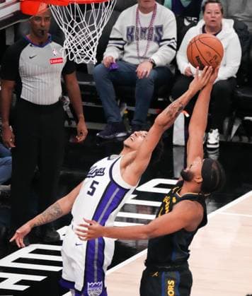 (251106) -- SACRAMENTO, Nov. 6, 2025 -- Moses Moody (R) of Golden State Warriors vies for the ball during the 2025-2026 NBA, Basketball Herren, USA regular season match between Sacramento Kings and Golden State Warriors in Sacramento, the United States, Nov. 5, 2025. (Photo by Sun Yuxuan Xinhua) (SP)U.S.-SACRAMENTO-BASKETBALL-NBA-KINGS VS WARRIORS WuxXiaoling 