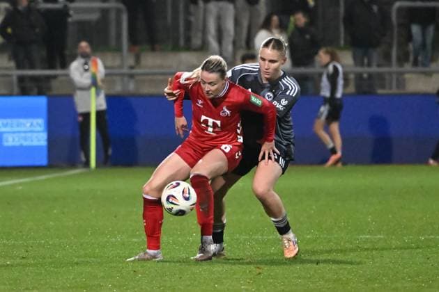 05 11 2025, xsltx, Fußball Google Pixel Frauen Bundesliga, Eintracht Frankfurt 1 FC Köln v l Kölns Torschützin Sandra Maria Jessen 1 FC Köln im Zweikampf mit Jella Veit Eintracht Frankfurt DFL DFB REGULATIONS PROHIBIT ANY USE OF PHOTOGRAPHS as IMAGE SEQUENCES and or QUASI VIDEO