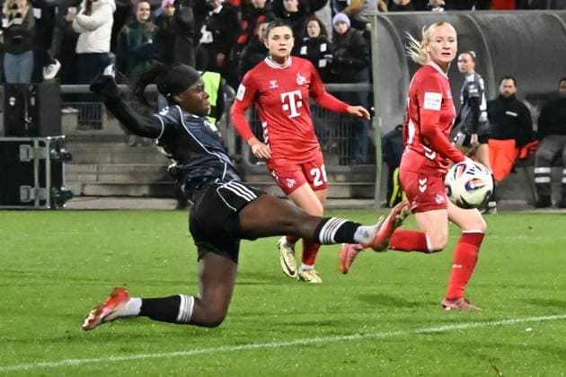 05 11 2025, xsltx, Soccer Google Pixel Women Bundesliga, Eintracht Frankfurt 1 FC Köln v l Nicole Anyomi Eintracht Frankfurt stretches for the ball DFL DFB REGULATIONS PROHIBIT ANY USE OF PHOTOGRAPHS as IMAGE SEQUENCES and or QUASI VIDEO
