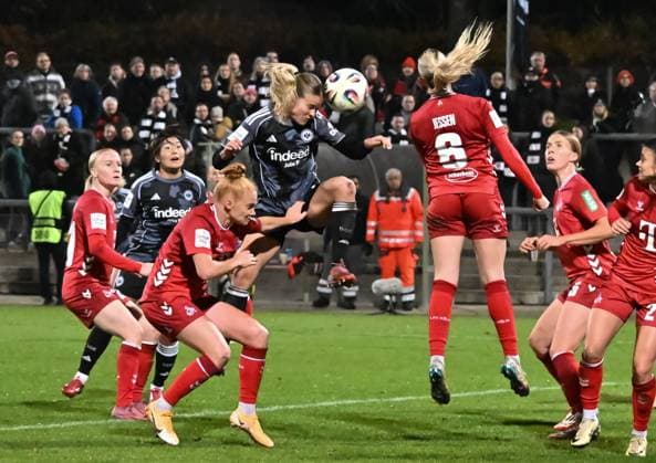 05 11 2025, xsltx, Soccer Google Pixel Women Bundesliga, Eintracht Frankfurt 1 FC Köln 4 v l Nadine Riesen Eintracht Frankfurt with a header that missed the goal DFL DFB REGULATIONS PROHIBIT ANY USE OF PHOTOGRAPHS as IMAGE SEQUENCES and or QUASI VIDEO