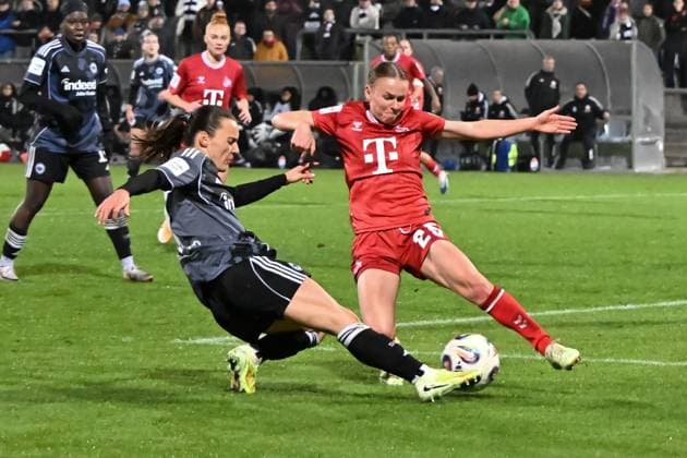 05 11 2025, xsltx, Soccer Google Pixel Women Bundesliga, Eintracht Frankfurt 1 FC Köln v l Hayley Raso Eintracht Frankfurt , Martyna Wiankowska 1 FC Köln DFL DFB REGULATIONS PROHIBIT ANY USE OF PHOTOGRAPHS as IMAGE SEQUENCES and or QUASI VIDEO