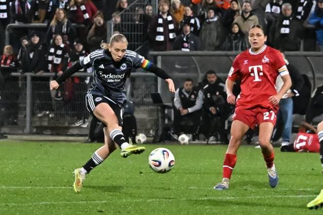 05 11 2025, xsltx, Fußball Google Pixel Frauen Bundesliga, Eintracht Frankfurt 1 FC Köln v l Powerful shot attempt by Elisa Senß Eintracht Frankfurt , re former Frankfurt player Laura Feiersinger 1 FC Köln DFL DFB REGULATIONS PROHIBIT ANY USE OF PHOTOGRAPHS as IMAGE SEQUENCES and or QUASI VIDEO