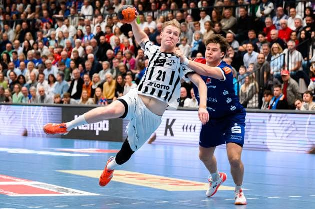 Balingen DHB Cup Round of 16 HBW Balingen THW Kiel Eric Johansson THW Kiel , Bennet Strobel HBW Balingen Balingen Baden Württemberg Germany