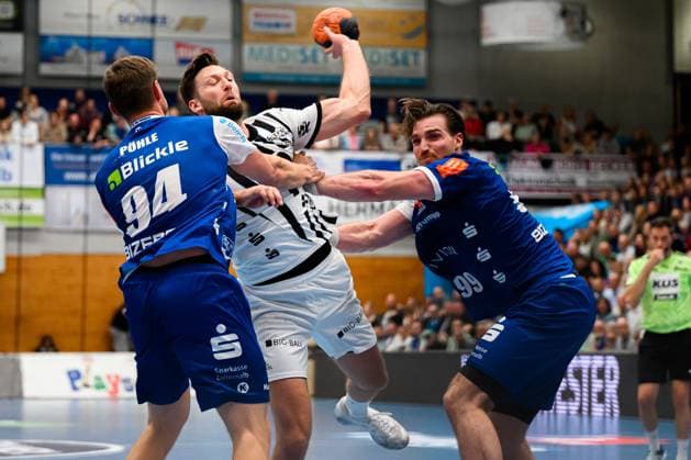 Balingen DHB Pokal Round of 16 HBW Balingen THW Kiel from left in duel Georg Poehle Balingen , Harald Reinkind THW Kiel , Stefan Bauer Balingen Balingen Baden Württemberg Germany