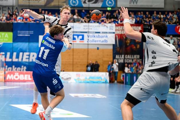 Balingen DHB Pokal round of 16 HBW Balingen THW Kiel Eric Johansson THW Kiel with the pass to Lukas Laube THW Kiel , Bennet Strobel HBW Balingen in defense Balingen Baden Württemberg Germany
