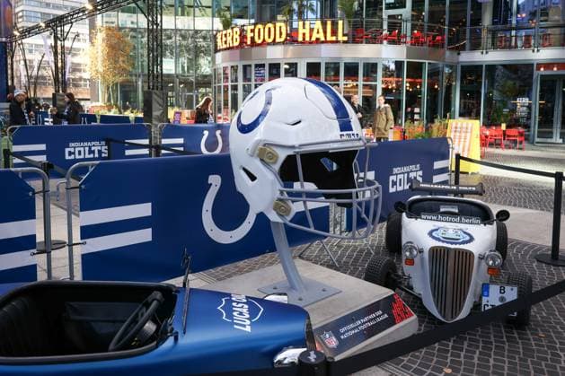 indianapolis Colts , Fan-Zone im Center am Potsdamer Platz,2025_11_06,Photo:Foot.Bowl Thomas Sobotzki Copyright: xFootxBowl ThomasxSobotzkix