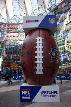 indianapolis Colts , Fan-Zone im Center am Potsdamer Platz,2025_11_06,Photo:Foot.Bowl Thomas Sobotzki Copyright: xFootxBowl ThomasxSobotzkix