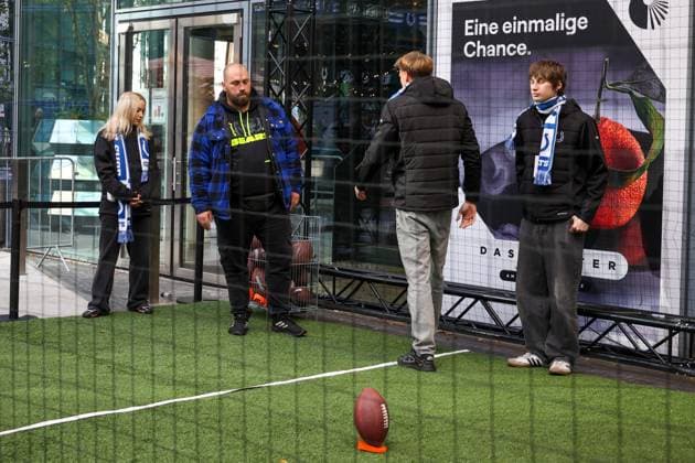 kick attempt fot the Guests, indianapolis Colts , Fan-Zone im Center am Potsdamer Platz,2025_11_06,Photo:Foot.Bowl Thomas Sobotzki Copyright: xFootxBowl ThomasxSobotzkix