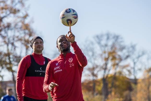 Cottbus, Germany 06 November 2025 3 Liga 2025 2026 FC Energie Cottbus Training In the picture from l Timmy Thiele Energie Cottbus and Anderson Lucoqui Energie Cottbus Brandenburg Copyright: xFotostandx xWeilandx