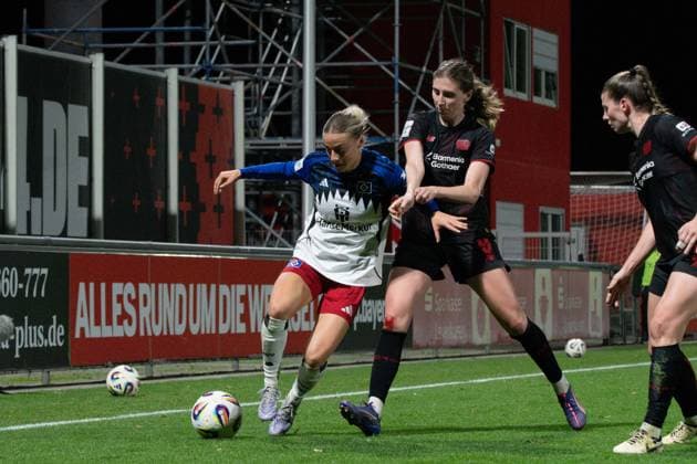 Nina Räcke (39 Hamburger SV) and Caroline Kehrer (9 Bayer 04 Leverkusen) during the Google Pixel Frauen-Bundesliga between Bayer 04 Leverkusen and Hamburger SV at Ulrich-Haberland-Stadion in Leverkusen, Germany. Copyright: xQianruxZhang SPPx Sportspressphoto_SPR57667