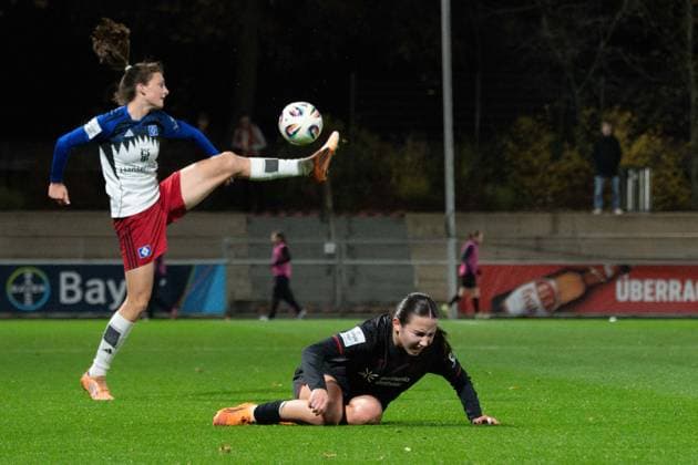 Lotta Wrede (32 Hamburger SV) and Loreen Bender (19 Bayer 04 Leverkusen) during the Google Pixel Frauen-Bundesliga between Bayer 04 Leverkusen and Hamburger SV at Ulrich-Haberland-Stadion in Leverkusen, Germany. Copyright: xQianruxZhang SPPx Sportspressphoto_SPR57681