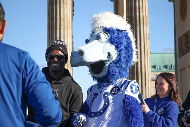 Edgerrin James ( Colts Senior) and Blue ( Mascot Colts NFL, American Football Herren, USA Experience am Brandenburger Tor, 2025_11_06, Photo: Foot.Bowl Thomas Sobotzki Copyright: xFootxBowl ThomasxSobotzkix