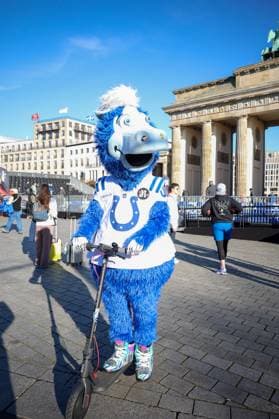 Blue (Mascot Colts) with a kick scooter) NFL, American Football Herren, USA Experience am Brandenburger Tor, 2025_11_06, Photo: Foot.Bowl Thomas Sobotzki Copyright: xFootxBowl ThomasxSobotzkix