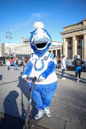 Blue (Mascot Colts) with a kick scooter) NFL, American Football Herren, USA Experience am Brandenburger Tor, 2025_11_06, Photo: Foot.Bowl Thomas Sobotzki Copyright: xFootxBowl ThomasxSobotzkix