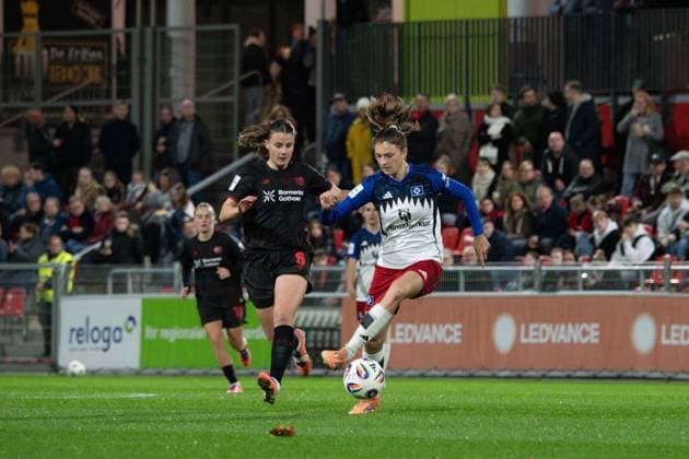 Katharina Piljic (6 Bayer 04 Leverkusen) and Lotta Wrede (32 Hamburger SV) during the Google Pixel Frauen-Bundesliga between Bayer 04 Leverkusen and Hamburger SV at Ulrich-Haberland-Stadion in Leverkusen, Germany. Copyright: xQianruxZhang SPPx Sportspressphoto_SPR57697