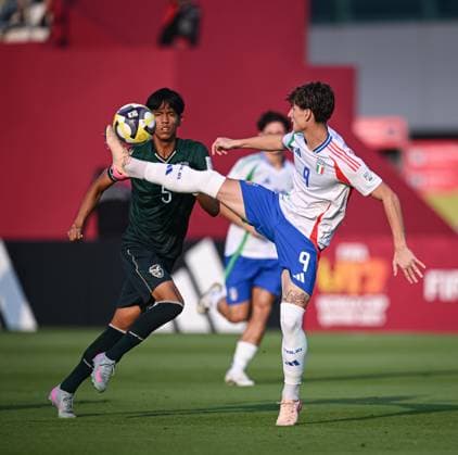 Football, Junior U 17 World Cup 2025 in Doha Qatar Preliminary round 06 11 2025 Group A Bolivia Italy Thomas Campaniello right, Italy against Matias Espinoza left, Bolivia