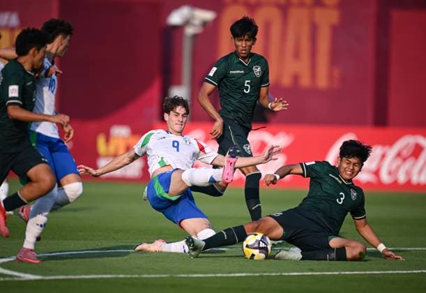 Football, Junior U 17 World Cup 2025 in Doha Qatar Preliminary Round 06 11 2025 Group A Bolivia Italy Thomas Campaniello center, Italy vs Fernando Mena right, Bolivia and Matias Espinoza back No 5, Bolivia