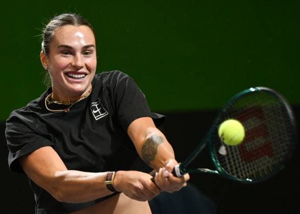 WTA, Tennis Damen Finals 2025 - Day Six RIYADH, SAUDI ARABIA NOVEMBER 6, 2025: Aryna Sabalenka is seen during her training session with coach Anton Dubrov (not in the picture), on Day 6 of the 2025 WTA Finals at King Saud University Indoor Arena in Riyadh, Saudi Arabia, on November 6, 2025. Riyadh Saudi Arabia  Copyright: xArturxWidakx originalFilename:widak-wtafinal251106_np2h5.jpg