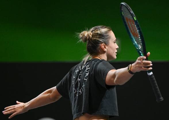 WTA, Tennis Damen Finals 2025 - Day Six RIYADH, SAUDI ARABIA NOVEMBER 6, 2025: Aryna Sabalenka is seen during her training session with coach Anton Dubrov (not in the picture), on Day 6 of the 2025 WTA Finals at King Saud University Indoor Arena in Riyadh, Saudi Arabia, on November 6, 2025. Riyadh Saudi Arabia  Copyright: xArturxWidakx originalFilename:widak-wtafinal251106_npB4c.jpg