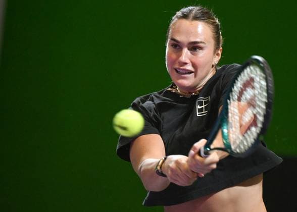 WTA, Tennis Damen Finals 2025 - Day Six RIYADH, SAUDI ARABIA NOVEMBER 6, 2025: Aryna Sabalenka is seen during her training session with coach Anton Dubrov (not in the picture), on Day 6 of the 2025 WTA Finals at King Saud University Indoor Arena in Riyadh, Saudi Arabia, on November 6, 2025. Riyadh Saudi Arabia  Copyright: xArturxWidakx originalFilename:widak-wtafinal251106_npezZ.jpg