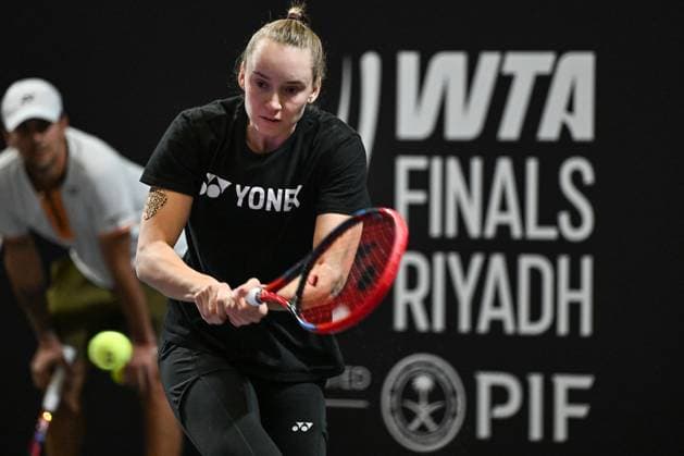 WTA, Tennis Damen Finals 2025 - Day Six RIYADH, SAUDI ARABIA NOVEMBER 6, 2025: Elena Rybakina of Kazakhstan is seen during her training session with coach Stefano Vukov, on Day 6 of the 2025 WTA Finals at King Saud University Indoor Arena in Riyadh, Saudi Arabia, on November 6, 2025. Riyadh Saudi Arabia  Copyright: xArturxWidakx originalFilename:widak-wtafinal251106_npi7k.jpg