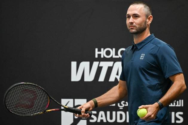 WTA, Tennis Damen Finals 2025 - Day Six RIYADH, SAUDI ARABIA NOVEMBER 6, 2025: coach Anton Dubrov is seen during a training session with Aryna Sabalenka , on Day 6 of the 2025 WTA Finals at King Saud University Indoor Arena in Riyadh, Saudi Arabia, on November 6, 2025. Riyadh Saudi Arabia  Copyright: xArturxWidakx originalFilename:widak-wtafinal251106_npjxW.jpg
