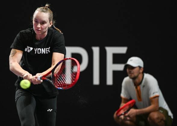 WTA, Tennis Damen Finals 2025 - Day Six RIYADH, SAUDI ARABIA NOVEMBER 6, 2025: Elena Rybakina of Kazakhstan is seen during her training session with coach Stefano Vukov, on Day 6 of the 2025 WTA Finals at King Saud University Indoor Arena in Riyadh, Saudi Arabia, on November 6, 2025. Riyadh Saudi Arabia  Copyright: xArturxWidakx originalFilename:widak-wtafinal251106_npqpt.jpg