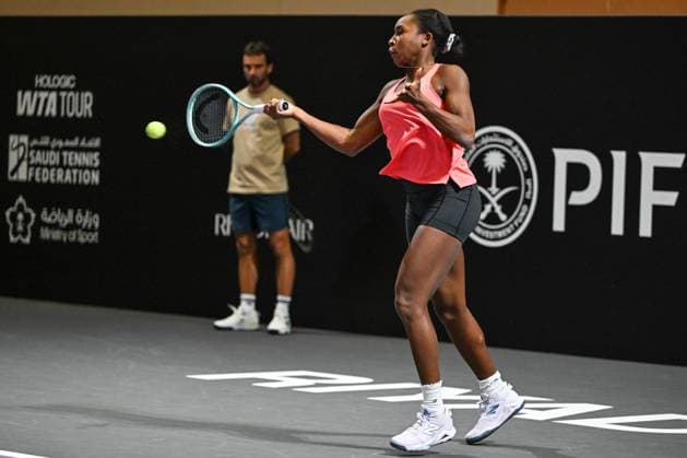 WTA, Tennis Damen Finals 2025 - Day Six RIYADH, SAUDI ARABIA NOVEMBER 6, 2025: Coco Gauff of the United States is seen during her training session with coach Jean-Christophe J.C. Faurel, on Day 6 of the 2025 WTA Finals at King Saud University Indoor Arena in Riyadh, Saudi Arabia, on November 6, 2025. Riyadh Saudi Arabia  Copyright: xArturxWidakx originalFilename:widak-wtafinal251106_npz0i.jpg