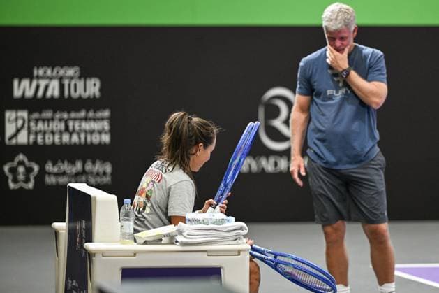 WTA, Tennis Damen Finals 2025 - Day Six RIYADH, SAUDI ARABIA NOVEMBER 6, 2025: Jessica Pegula of the United States is seen at the end of her training session with coach Mark Knowles on Day 6 of the 2025 WTA Finals at King Saud University Indoor Arena in Riyadh, Saudi Arabia, on November 6, 2025. Riyadh Saudi Arabia  Copyright: xArturxWidakx originalFilename:widak-wtafinal251106_npZ5i.jpg