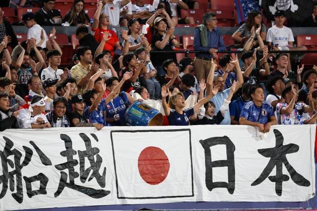Futbol, Japon vs Francia. Mundial sub 20, Chile 2025. Hinchas de Japon alientan a su equipo dureante un partido de eliminacion directa de los octavos de final del mundial sub 20 contra Francia disputado en el estadio Nacional de Santiago, Chile. 08 10 2025 Andres Pina Photosport Football, Japan vs France. U-20 World Cup Championship. Japan™s fans cheer up their team during a U-20 World Cup, round of 16 knock out match, against France at the Nacional stadium in Santiago, Chile. 08 10 2025 Andres Pina Photosport Japon vs Francia, mundial sub 20 Chile 2025 