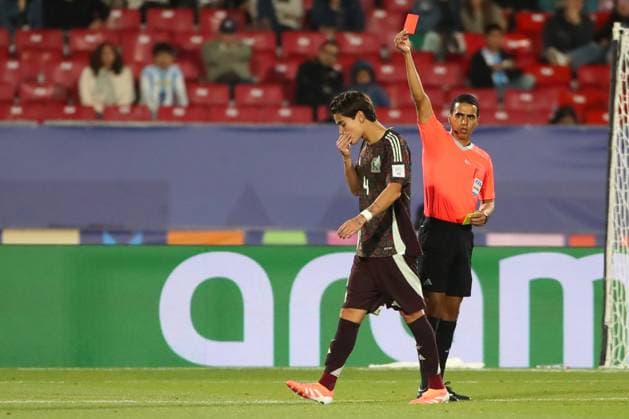 Futbol, Mexico vs Argentina. Mundial sub 20, Chile 2025. El arbitro Jalal Jayed dirige un partido de cuartos de final del mundial sub 20 entre Mexico y Argentina realizado en el estadio Nacional de Santiago, Chile. 11 10 2025 Jonnathan Oyarzun Photosport Football, Mexico vs Argentina. U-20 World Cup Championship. Referee Jalal Jayed leads a quarterfinal match of the U-20 World Cup between Mexico and Argentina at the Nacional stadium in Santiago, Chile. 11 10 2025 Jonnathan Oyarzun Photosport Mexico vs Argentina, mundial sub 20 Chile 2025 