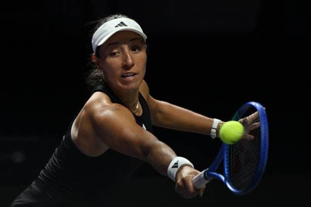 2025 WTA, Tennis Damen Finals RIYADH, SAUDI ARABIA - NOVEMBER 06: Jessica Pegula of the United States in action against Jasmine Paolini (not seen) of Italy during their final group-stage match, with a place in the semi-finals on the line, on Day 6 of the 2025 WTA Finals, part of the Hologic WTA Tour, at King Saud University Indoor Arena in Riyadh, Saudi Arabia, on November 6, 2025. Artur Widak Anadolu Riyadh Saudi Arabia. Editorial use only. Please get in touch for any other usage.  Copyright: x2025xAnadoluxArturxWidakx
