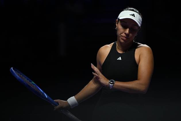 2025 WTA, Tennis Damen Finals RIYADH, SAUDI ARABIA - NOVEMBER 06: Jessica Pegula of the United States in action against Jasmine Paolini (not seen) of Italy during their final group-stage match, with a place in the semi-finals on the line, on Day 6 of the 2025 WTA Finals, part of the Hologic WTA Tour, at King Saud University Indoor Arena in Riyadh, Saudi Arabia, on November 6, 2025. Artur Widak Anadolu Riyadh Saudi Arabia. Editorial use only. Please get in touch for any other usage.  Copyright: x2025xAnadoluxArturxWidakx