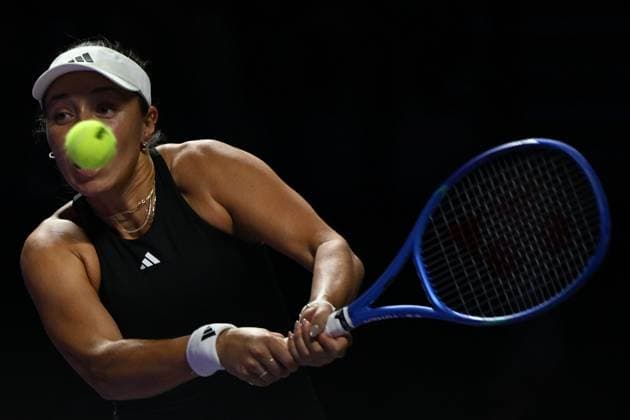 2025 WTA, Tennis Damen Finals RIYADH, SAUDI ARABIA - NOVEMBER 06: Jessica Pegula of the United States in action against Jasmine Paolini (not seen) of Italy during their final group-stage match, with a place in the semi-finals on the line, on Day 6 of the 2025 WTA Finals, part of the Hologic WTA Tour, at King Saud University Indoor Arena in Riyadh, Saudi Arabia, on November 6, 2025. Artur Widak Anadolu Riyadh Saudi Arabia. Editorial use only. Please get in touch for any other usage.  Copyright: x2025xAnadoluxArturxWidakx