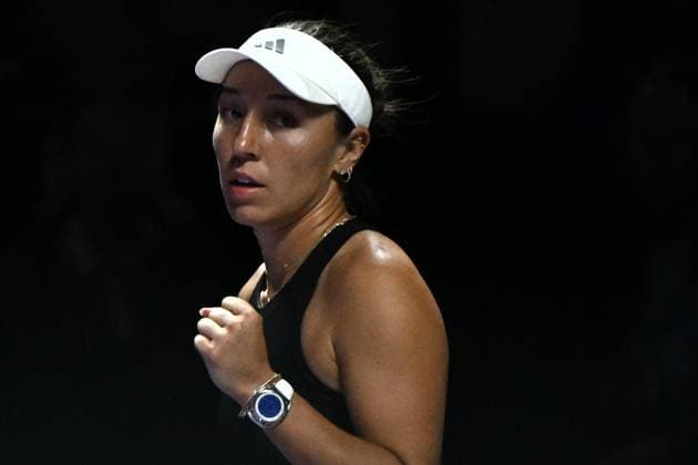 2025 WTA, Tennis Damen Finals RIYADH, SAUDI ARABIA - NOVEMBER 06: Jessica Pegula of the United States in action against Jasmine Paolini (not seen) of Italy during their final group-stage match, with a place in the semi-finals on the line, on Day 6 of the 2025 WTA Finals, part of the Hologic WTA Tour, at King Saud University Indoor Arena in Riyadh, Saudi Arabia, on November 6, 2025. Artur Widak Anadolu Riyadh Saudi Arabia. Editorial use only. Please get in touch for any other usage.  Copyright: x2025xAnadoluxArturxWidakx