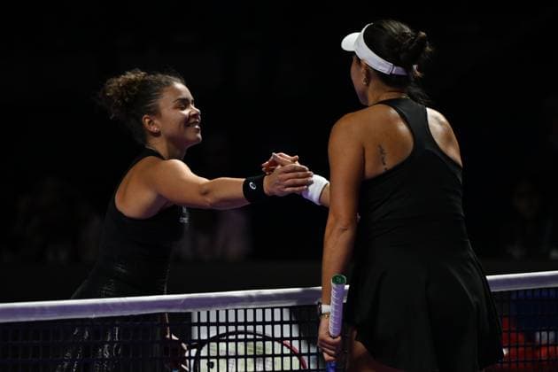 2025 WTA, Tennis Damen Finals RIYADH, SAUDI ARABIA - NOVEMBER 06: Jasmine Paolini (L) of Italy congratulates her opponent Jessica Pegula (R) of the United States on her match victory after their final group-stage match, with a place in the semi-finals on the line, on Day 6 of the 2025 WTA Finals, part of the Hologic WTA Tour, at King Saud University Indoor Arena in Riyadh, Saudi Arabia, on November 6, 2025. Artur Widak Anadolu Riyadh Saudi Arabia. Editorial use only. Please get in touch for any other usage.  Copyright: x2025xAnadoluxArturxWidakx