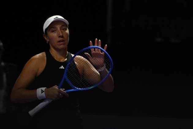 2025 WTA, Tennis Damen Finals RIYADH, SAUDI ARABIA - NOVEMBER 06: Jessica Pegula of the United States in action against Jasmine Paolini (not seen) of Italy during their final group-stage match, with a place in the semi-finals on the line, on Day 6 of the 2025 WTA Finals, part of the Hologic WTA Tour, at King Saud University Indoor Arena in Riyadh, Saudi Arabia, on November 6, 2025. Artur Widak Anadolu Riyadh Saudi Arabia. Editorial use only. Please get in touch for any other usage.  Copyright: x2025xAnadoluxArturxWidakx