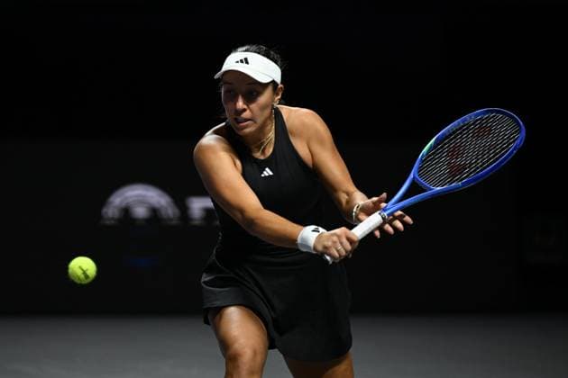2025 WTA, Tennis Damen Finals RIYADH, SAUDI ARABIA - NOVEMBER 06: Jessica Pegula of the United States in action against Jasmine Paolini (not seen) of Italy during their final group-stage match, with a place in the semi-finals on the line, on Day 6 of the 2025 WTA Finals, part of the Hologic WTA Tour, at King Saud University Indoor Arena in Riyadh, Saudi Arabia, on November 6, 2025. Artur Widak Anadolu Riyadh Saudi Arabia. Editorial use only. Please get in touch for any other usage.  Copyright: x2025xAnadoluxArturxWidakx