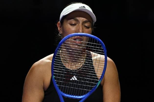 2025 WTA, Tennis Damen Finals RIYADH, SAUDI ARABIA - NOVEMBER 06: Jessica Pegula of the United States in action against Jasmine Paolini (not seen) of Italy during their final group-stage match, with a place in the semi-finals on the line, on Day 6 of the 2025 WTA Finals, part of the Hologic WTA Tour, at King Saud University Indoor Arena in Riyadh, Saudi Arabia, on November 6, 2025. Artur Widak Anadolu Riyadh Saudi Arabia. Editorial use only. Please get in touch for any other usage.  Copyright: x2025xAnadoluxArturxWidakx