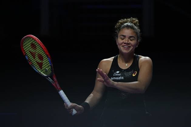 2025 WTA, Tennis Damen Finals RIYADH, SAUDI ARABIA - NOVEMBER 06: Jasmine Paolini of Italy in action against Jessica Pegula (not seen) of the United States during their final group-stage match, with a place in the semi-finals on the line, on Day 6 of the 2025 WTA Finals, part of the Hologic WTA Tour, at King Saud University Indoor Arena in Riyadh, Saudi Arabia, on November 6, 2025. Artur Widak Anadolu Riyadh Saudi Arabia. Editorial use only. Please get in touch for any other usage.  Copyright: x2025xAnadoluxArturxWidakx