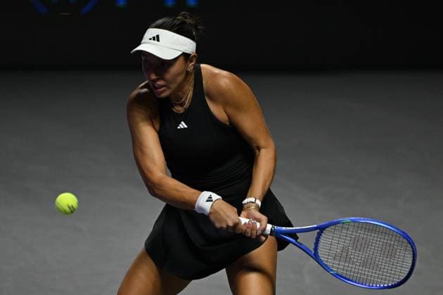 2025 WTA, Tennis Damen Finals RIYADH, SAUDI ARABIA – NOVEMBER 6: Jessica Pegula of the United States plays against Jasmine Paolini (not seen) of Italy during their final group-stage match, with a place in the semi-finals on the line, on Day 6 of the 2025 WTA Finals, part of the Hologic WTA Tour, at King Saud University Indoor Arena in Riyadh, Saudi Arabia, on November 6, 2025. Artur Widak Anadolu Riyadh Saudi Arabia. Editorial use only. Please get in touch for any other usage.  Copyright: x2025xAnadoluxArturxWidakx