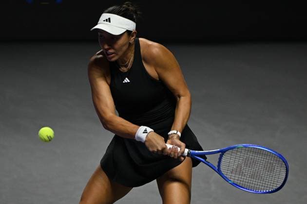 2025 WTA, Tennis Damen Finals RIYADH, SAUDI ARABIA – NOVEMBER 6: Jessica Pegula of the United States plays against Jasmine Paolini (not seen) of Italy during their final group-stage match, with a place in the semi-finals on the line, on Day 6 of the 2025 WTA Finals, part of the Hologic WTA Tour, at King Saud University Indoor Arena in Riyadh, Saudi Arabia, on November 6, 2025. Artur Widak Anadolu Riyad Saudi Arabia. Editorial use only. Please get in touch for any other usage.  Copyright: x2025xAnadoluxArturxWidakx