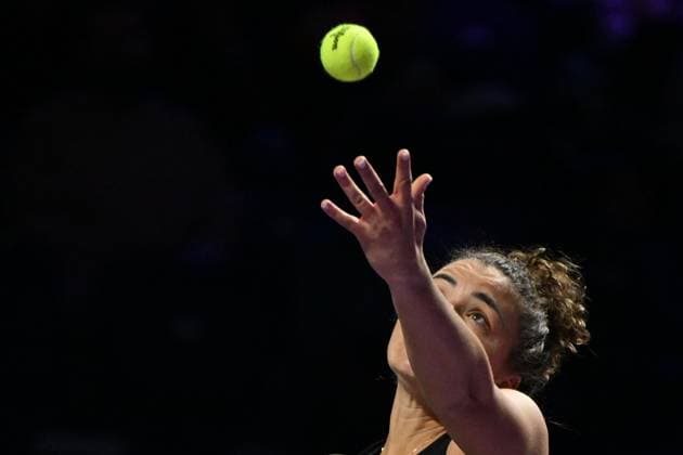 2025 WTA, Tennis Damen Finals RIYADH, SAUDI ARABIA – NOVEMBER 6: Jessica Pegula (not seen) of the United States plays against Jasmine Paolini of Italy during their final group-stage match, with a place in the semi-finals on the line, on Day 6 of the 2025 WTA Finals, part of the Hologic WTA Tour, at King Saud University Indoor Arena in Riyadh, Saudi Arabia, on November 6, 2025. Artur Widak Anadolu Riyad Saudi Arabia. Editorial use only. Please get in touch for any other usage.  Copyright: x2025xAnadoluxArturxWidakx