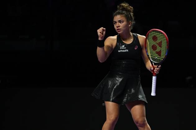 2025 WTA, Tennis Damen Finals RIYADH, SAUDI ARABIA – NOVEMBER 6: Jessica Pegula (not seen) of the United States plays against Jasmine Paolini of Italy during their final group-stage match, with a place in the semi-finals on the line, on Day 6 of the 2025 WTA Finals, part of the Hologic WTA Tour, at King Saud University Indoor Arena in Riyadh, Saudi Arabia, on November 6, 2025. Artur Widak Anadolu Riyad Saudi Arabia. Editorial use only. Please get in touch for any other usage.  Copyright: x2025xAnadoluxArturxWidakx